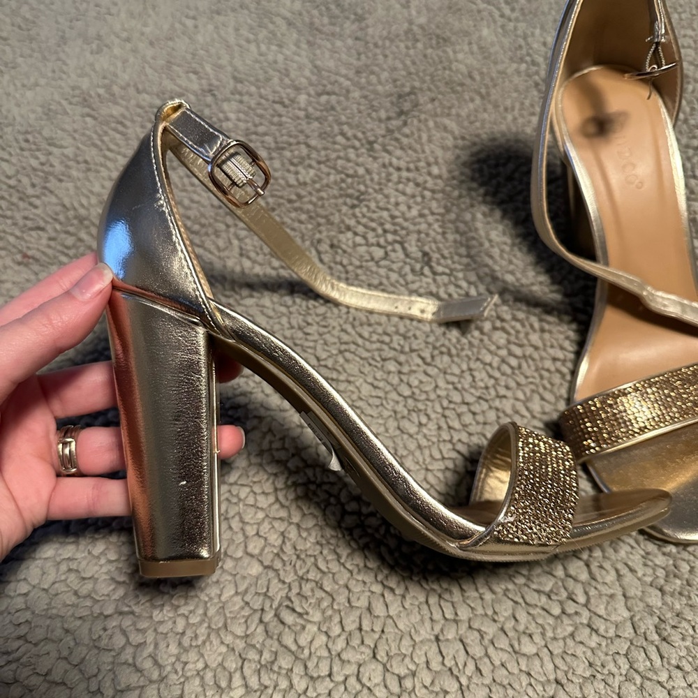 Bamboo Elegant Gold High Heels Size 8 - Picture 2 of 5